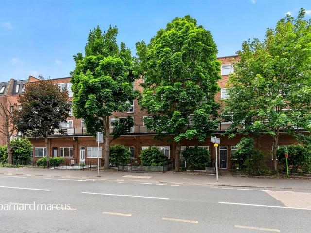 Flat for sale in New Malden, Greater London