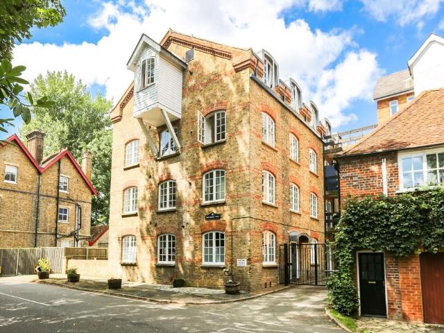 Flat for sale in Batchworth, Hertfordshire