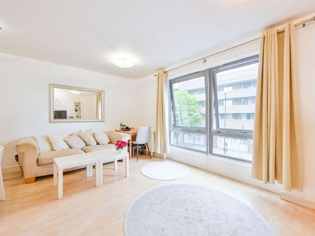 Flat for sale in London Borough of Ealing, Park Royal