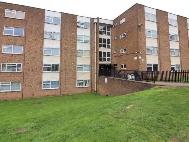 Flat for sale in Spring Park, Luton