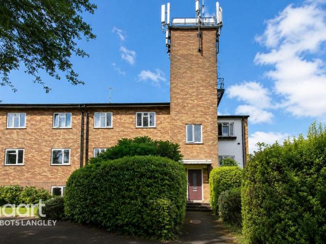 Flat for sale in Batchworth, Hertfordshire