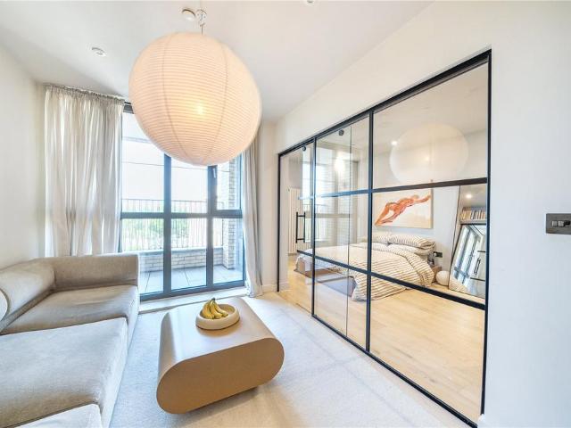 Flat for sale in Old Ford, Bow