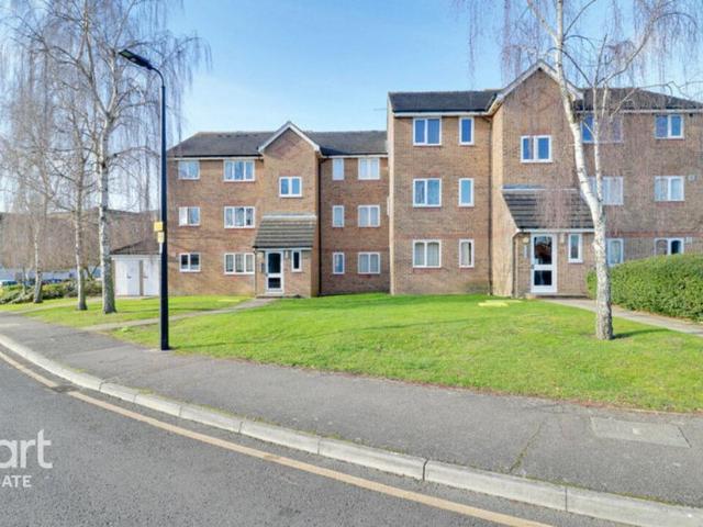 Flat for sale in Southgate, Greater London