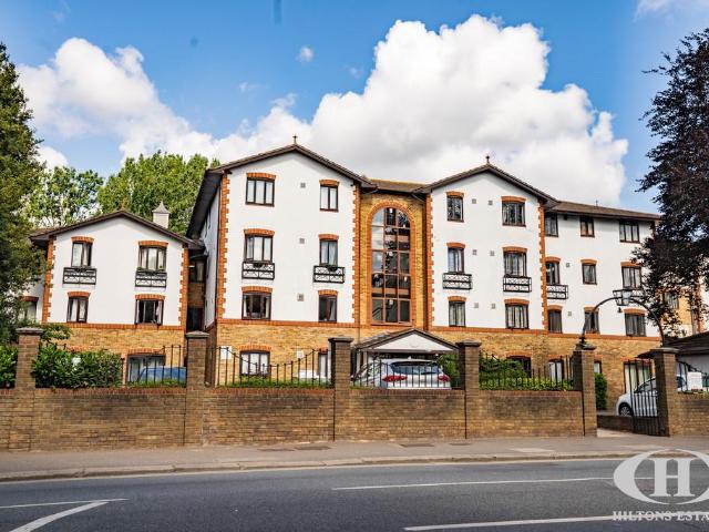 Flat for sale in London Borough of Hounslow, Cat Hill
