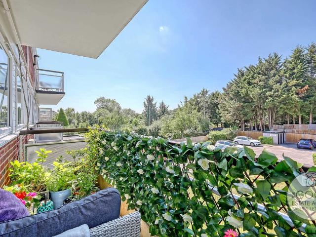 Flat for sale in Debden Green, Epping