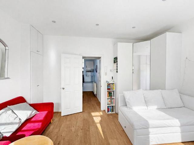 Flat for sale in Islington, Greater London