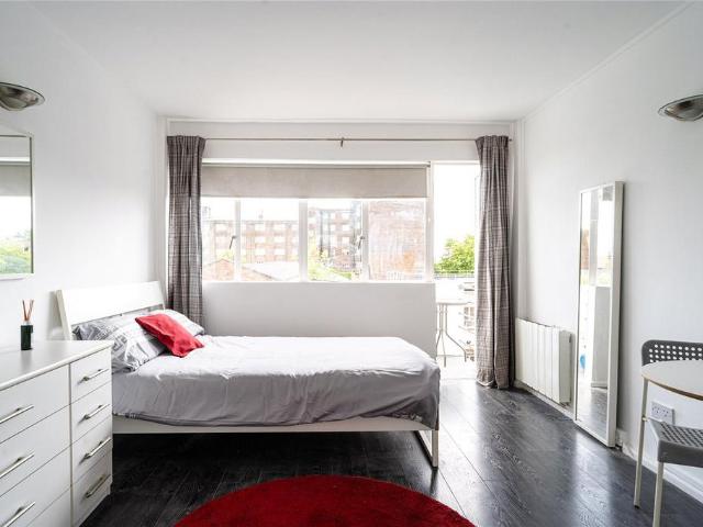 Flat for sale in Streatham Hill, Greater London
