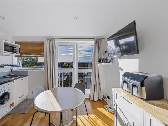 Flat for sale in London Borough of Lambeth, Greater London