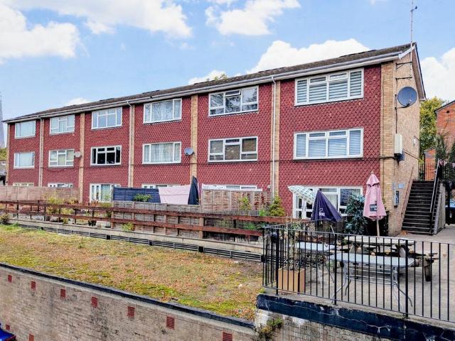 Flat for sale in Highfield, Pouchen End