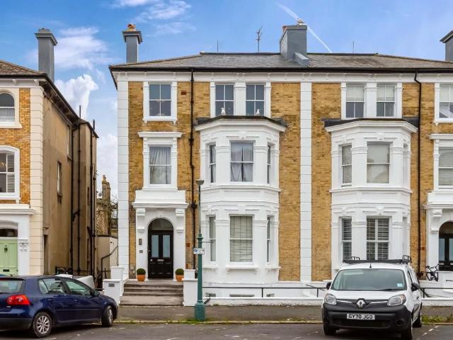 Flat for sale in Brunswick