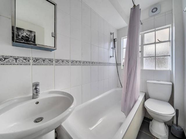 Flat for sale in Shepherd's Bush, Greater London