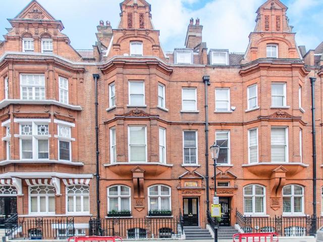 Flat for sale in Royal Borough of Kensington and Chelsea, Greater London