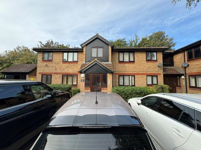 Flat for sale in Leagrave, Luton