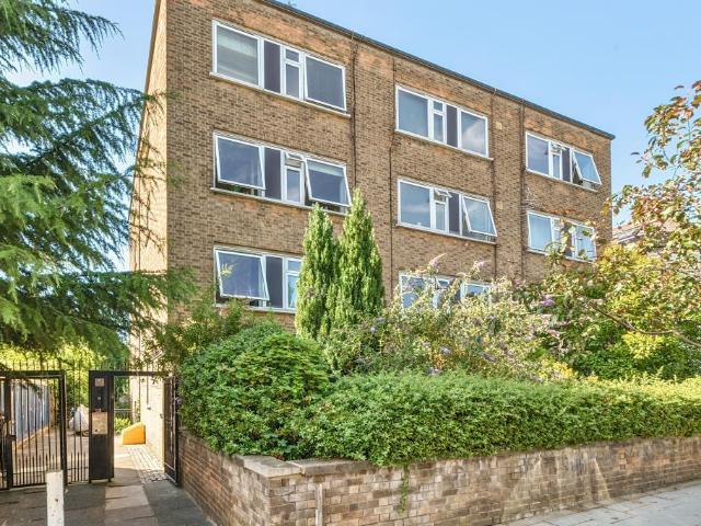 Flat for sale in Kilburn, Greater London