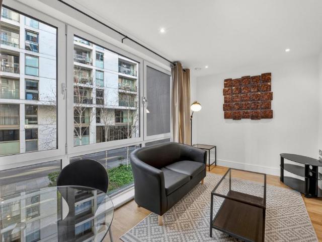 Flat for sale in Isle Of Dogs, Greater London