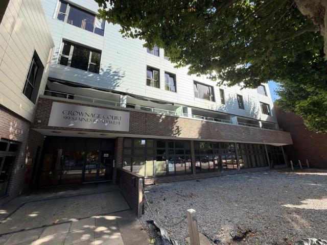 Flat for sale in Kempton Park, Lower Halliford