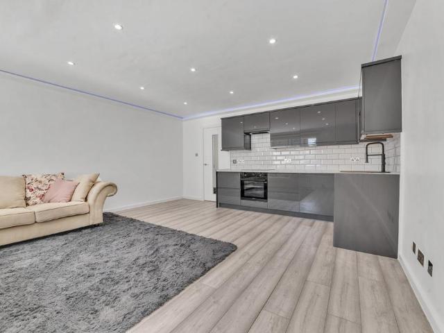 Flat for sale in Stanwell, Spelthorne
