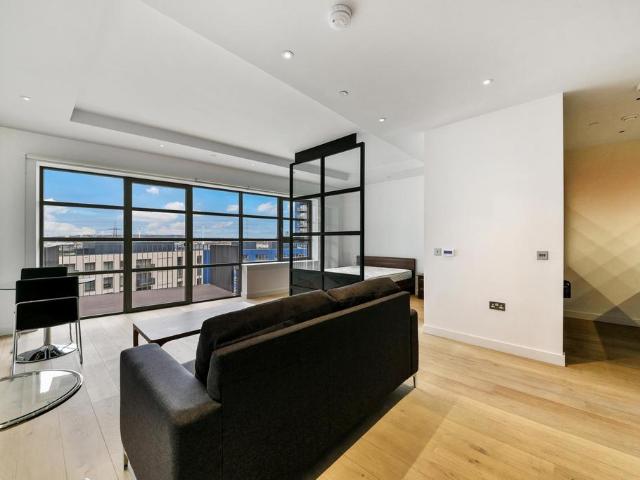 Flat for sale in London City Island, Blackwall