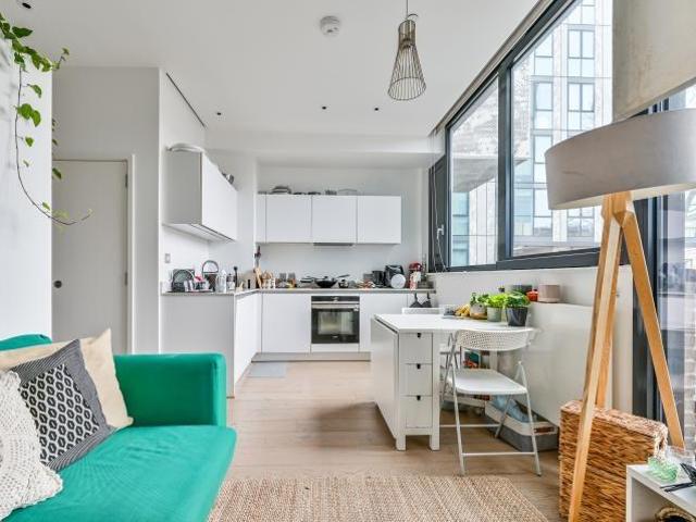 Flat for sale in Archway, Greater London