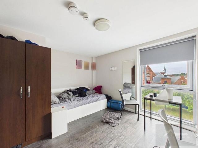 Flat for sale in Islington, Calderstones