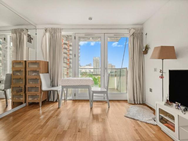 Flat for sale in Blackwall, Greater London