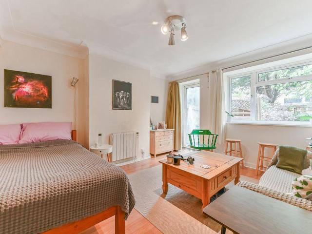 Flat for sale in London Borough of Croydon, Norbury