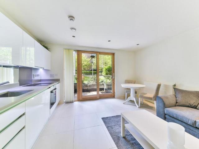 Flat for sale in St. George in the East, Wapping