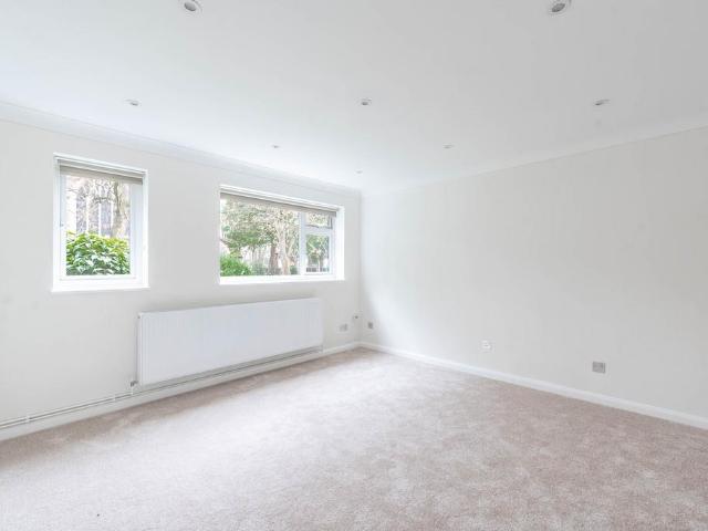 Flat for sale in Hatch End, Greater London