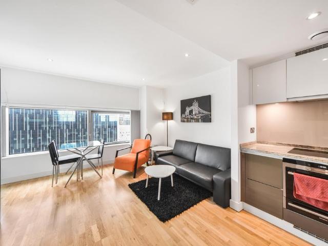 Flat for sale in Canary Wharf, Greater London