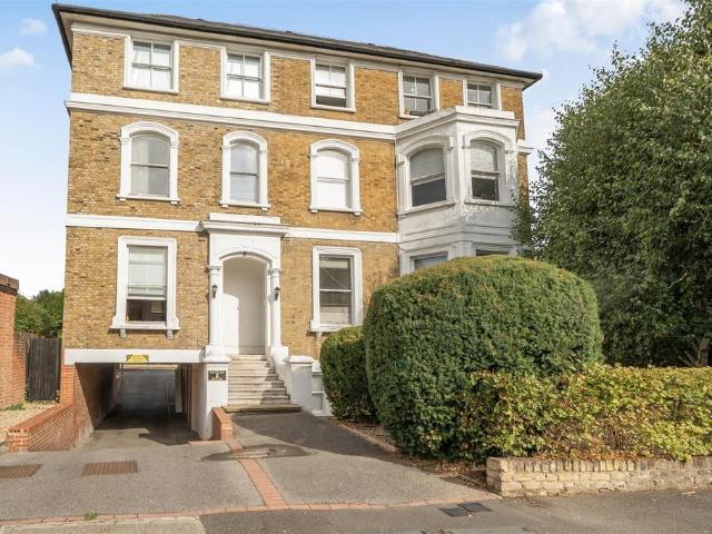 Flat for sale in Berrylands, Greater London