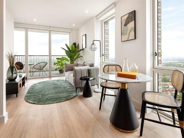 Flat for sale in London Borough of Ealing, Park Royal