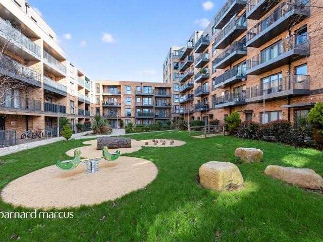 Flat for sale in New Malden, Greater London
