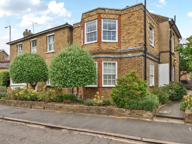 Flat for sale in Surbiton, Greater London