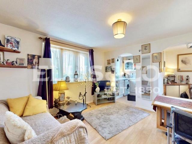 Flat for sale in London Borough of Ealing, Greater London