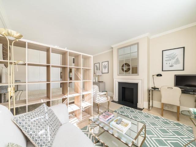 Flat for sale in Clapham, Greater London