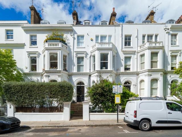Flat for sale in Kensington, Greater London