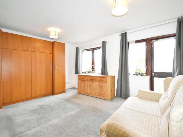 Flat for sale in London Borough of Hounslow, Greater London