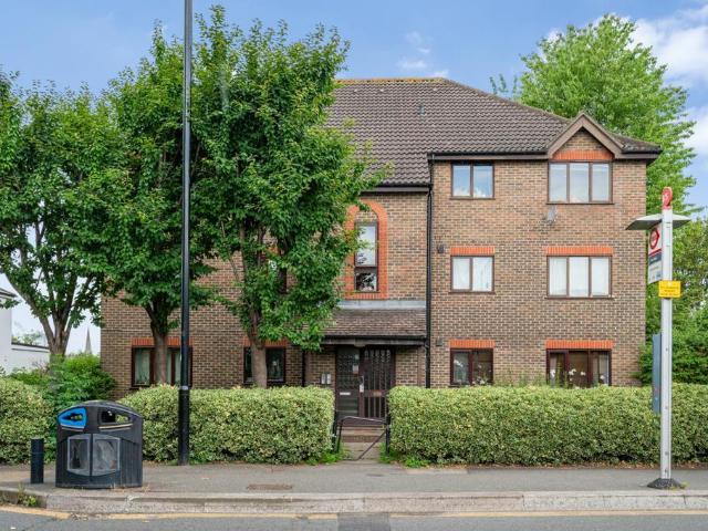 Flat for sale in London Borough of Hounslow, Greater London