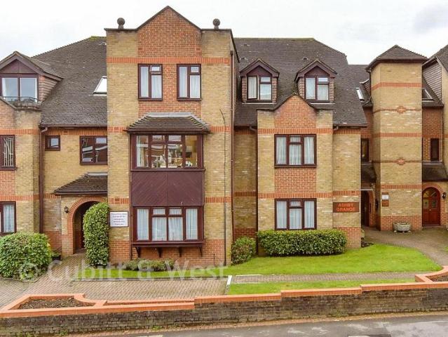Flat for sale in Wallington, Greater London
