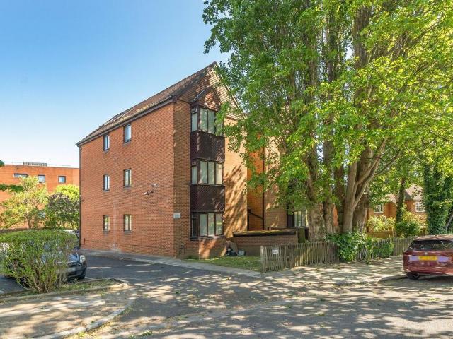 Flat for sale in London Borough of Ealing, Park Royal