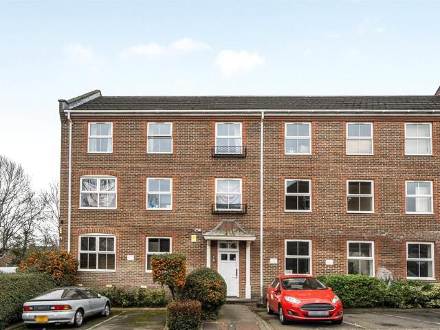 Flat for sale in London Borough of Lewisham, Bell Green