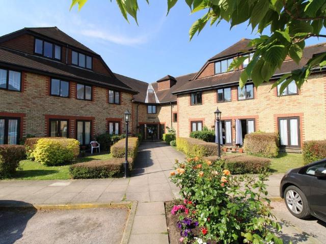 Flat for sale in Hayes, Greater London