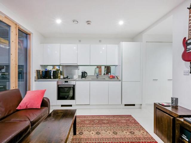 Flat for sale in St. George in the East, Wapping