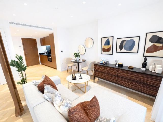 Flat for sale in Canary Wharf, Greater London