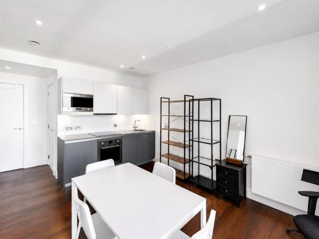 Flat for sale in Millwall, Greater London
