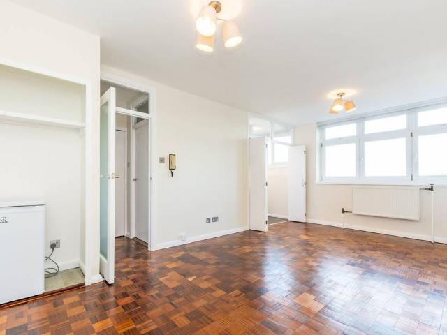 Flat for sale in Putney, Greater London