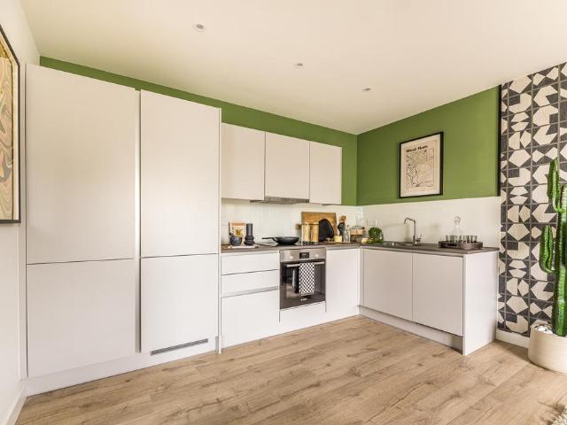 Flat for sale in E16, London