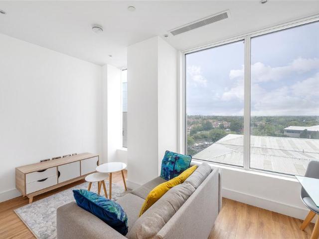 Flat for sale in London Borough of Ealing, Park Royal