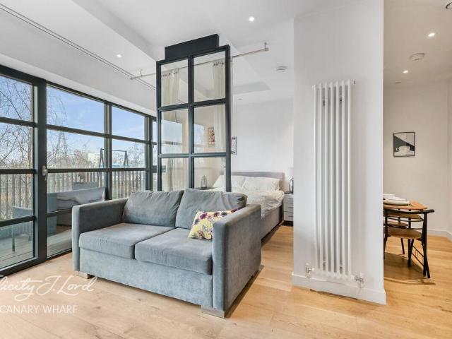 Flat for sale in London City Island, Blackwall