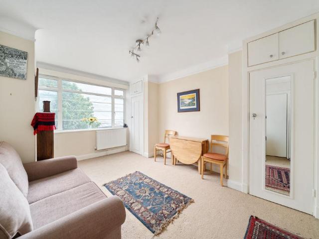 Flat for sale in Balham, Greater London
